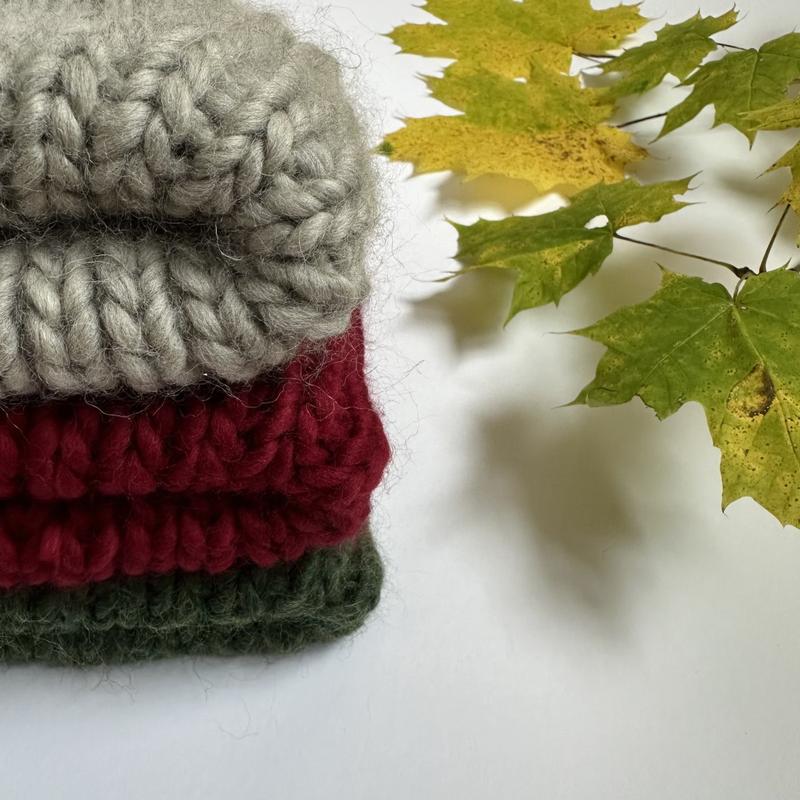 Zbliżenie dzianiny czapek z grubej wełny peruwiańskiej Gabo Wool, robionych na drutach 8 mm