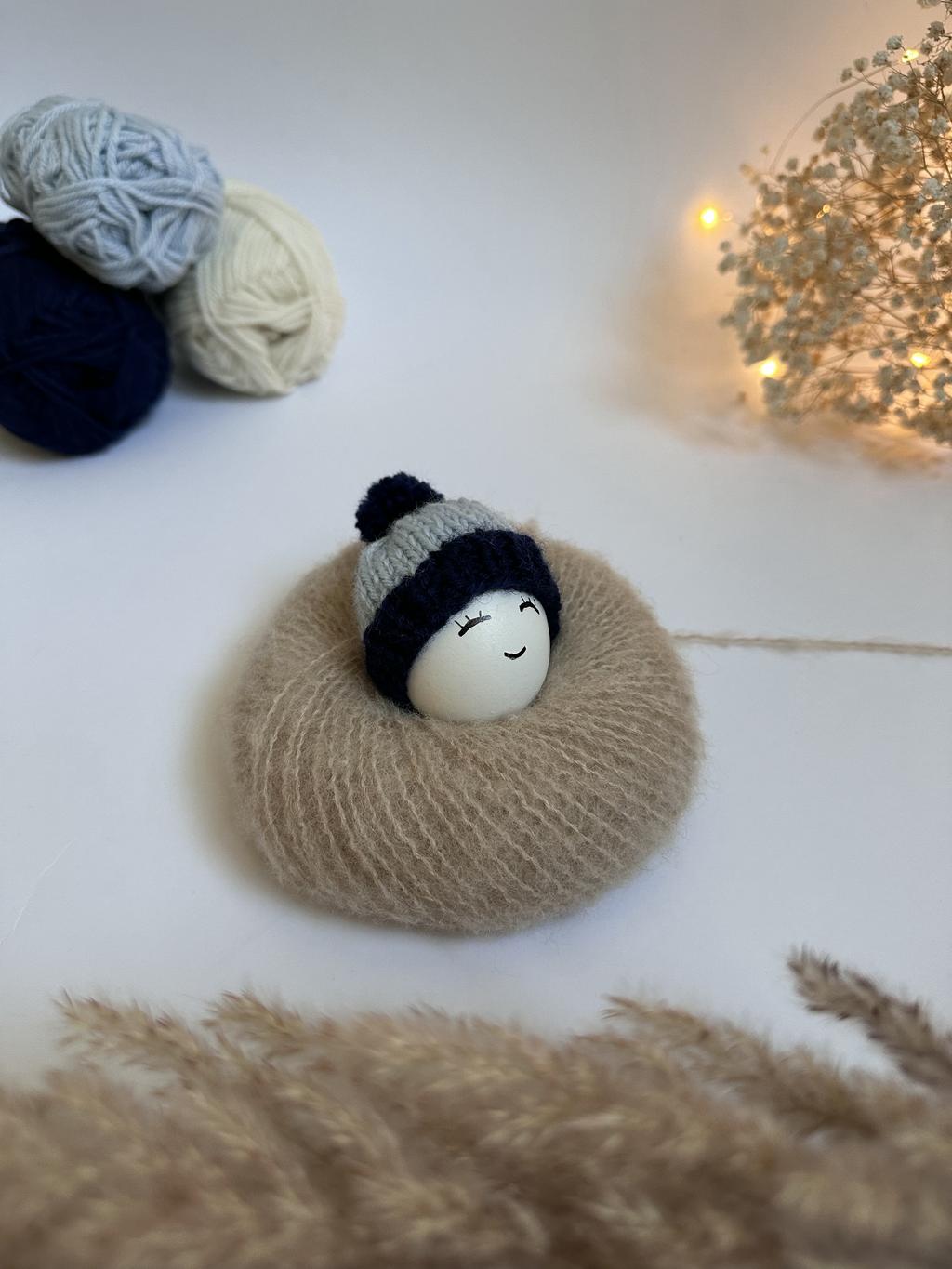Czapeczka z pomponem na jajka wielkanocne (granatowo-niebiesko-granatowa) - 1 szt. – zdjęcie 1