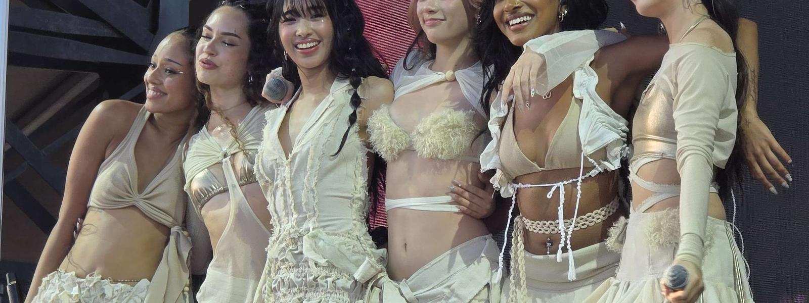 KATSEYE na scenie festiwalu Wango Tango 2025, sześć członkiń w kremowych strojach z falbanami