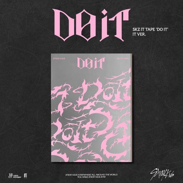 Stray Kids SKZ IT TAPE DO IT (IT ver.) — szary photobook z różowym gotyckim napisem Do It i różowymi kolczastymi wzorami, na czarnym tle