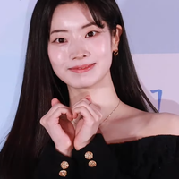 Dahyun at press conference for You Are the Apple of My Eye 02 (cropped)