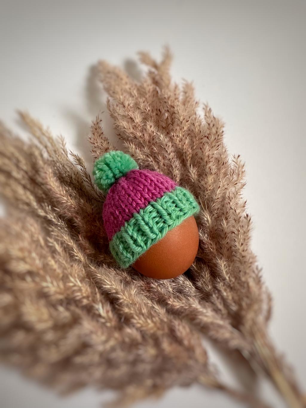 Czapeczka z pomponem na jajka wielkanocne (zielono-różowo-zielona) - 1 szt. – zdjęcie 1